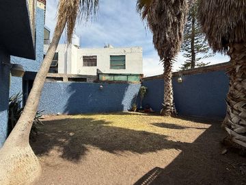 🏡 Venta de Casa en Calle Abierta – 2 Niveles con Jardín y Gran Ubicación