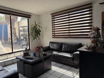 🏡 Venta de Casa en Calle Abierta – 2 Niveles con Jardín y Gran Ubicación