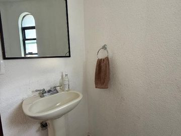 🏡 Venta de Casa en Calle Abierta – 2 Niveles con Jardín y Gran Ubicación