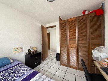 🏡 Venta de Casa en Calle Abierta – 2 Niveles con Jardín y Gran Ubicación