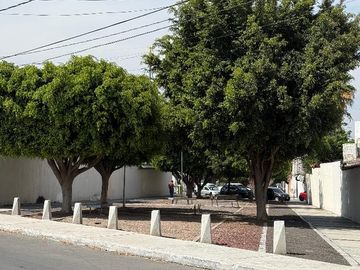 🏡 Venta de Casa en Calle Abierta – 2 Niveles con Jardín y Gran Ubicación