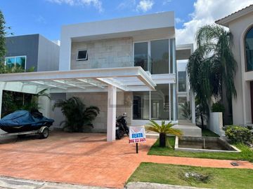 CASA EN VENTA EN CANCUN RESIDECIAL CUMBRES