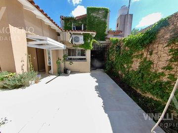 Chalet pileta cochera zona residencial