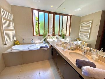 CASA 4 D + ESCRITORIO + SERVICIO CANQUEN