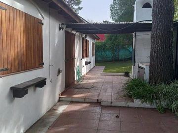 CASA DE 4 DOMITORIOS Y 2 BAÑOS PINAMAR PERMUTA