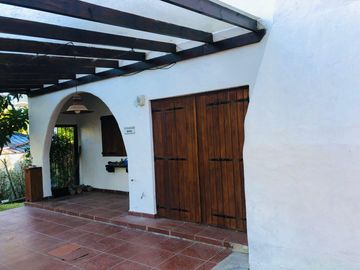 CASA DE 4 DOMITORIOS Y 2 BAÑOS PINAMAR PERMUTA