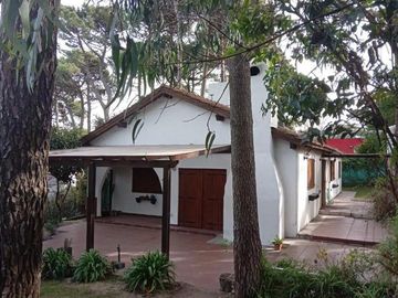 CASA DE 4 DOMITORIOS Y 2 BAÑOS PINAMAR PERMUTA