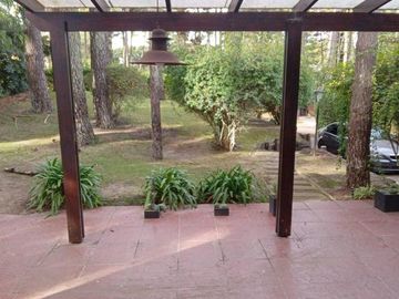 CASA DE 4 DOMITORIOS Y 2 BAÑOS PINAMAR PERMUTA