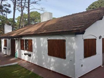 CASA DE 4 DOMITORIOS Y 2 BAÑOS PINAMAR PERMUTA