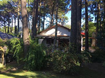 CASA DE 4 DOMITORIOS Y 2 BAÑOS PINAMAR PERMUTA