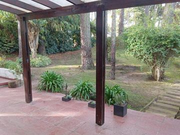 CASA DE 4 DOMITORIOS Y 2 BAÑOS PINAMAR PERMUTA