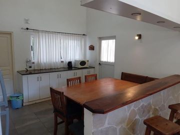 CASA DE 4 DORMITORIOS Y 3 BAÑOS EN ALQUILER 3 - REYEZUELO CARILO