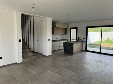 Venta  de Duplex - Distrito Sur - 3 Dormitorios Seguridad