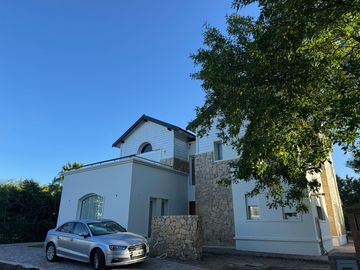 VENDE, CASA, COUNTRY LOS OMBUES A ESTRENAR, HUDSON