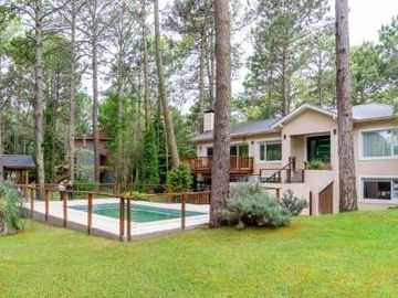 Casa en  CARILO PISCINA CLIMATIZADA