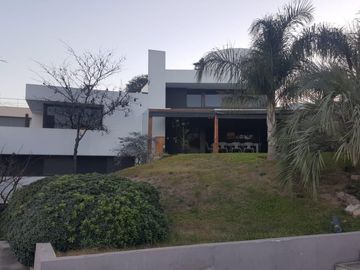 CASA EN VENTA CALLE JOSÉ HENRY VILLA BELGRANO ZONA NORTE