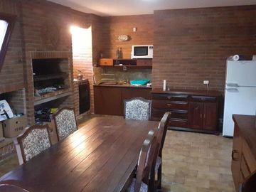 CASA DE 4 DORMITORIOS Y 4 BAÑOS PINAMAR CENTRO