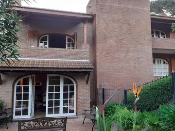 CASA DE 4 DORMITORIOS Y 4 BAÑOS PINAMAR CENTRO