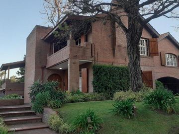 CASA DE 4 DORMITORIOS Y 4 BAÑOS PINAMAR CENTRO