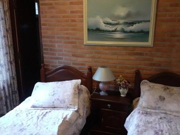 CASA DE 4 DORMITORIOS Y 4 BAÑOS PINAMAR CENTRO
