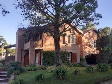 CASA DE 4 DORMITORIOS Y 4 BAÑOS PINAMAR CENTRO