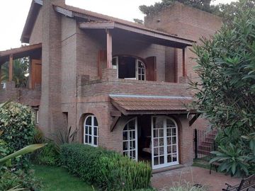 CASA DE 4 DORMITORIOS Y 4 BAÑOS PINAMAR CENTRO