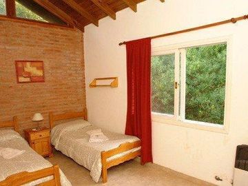 CASA DE 3 DORMITORIOS MAS DEPENDENCIA DE SERVICIO - CARILO