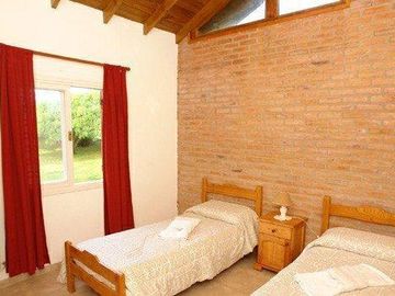 CASA DE 3 DORMITORIOS MAS DEPENDENCIA DE SERVICIO - CARILO