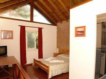 CASA DE 3 DORMITORIOS MAS DEPENDENCIA DE SERVICIO - CARILO