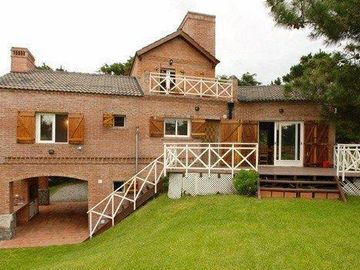 CASA DE 3 DORMITORIOS MAS DEPENDENCIA DE SERVICIO - CARILO