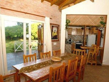 CASA DE 3 DORMITORIOS MAS DEPENDENCIA DE SERVICIO - CARILO