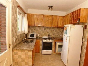 CASA DE 3 DORMITORIOS MAS DEPENDENCIA DE SERVICIO - CARILO