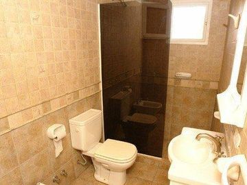 CASA DE 3 DORMITORIOS MAS DEPENDENCIA DE SERVICIO - CARILO