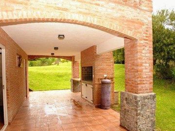 CASA DE 3 DORMITORIOS MAS DEPENDENCIA DE SERVICIO - CARILO