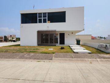 Casa en VENTA muy amplia fraccionamiento Río del Dorado