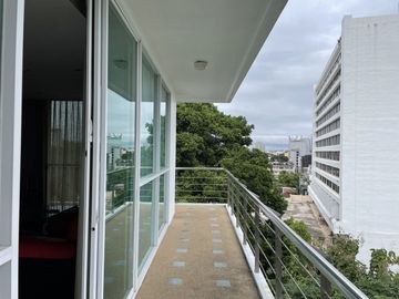 Corner unit - top floor - 1 Bed in Peaks garden