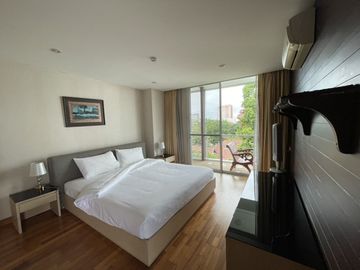 Corner unit - top floor - 1 Bed in Peaks garden