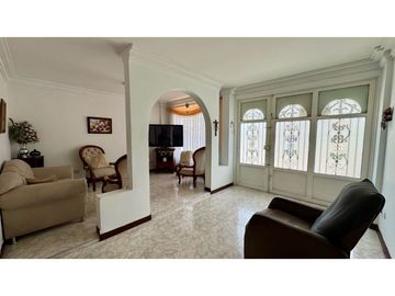 Casa de dos pisos en venta - Barrio Quintas de Las Américas Palmira