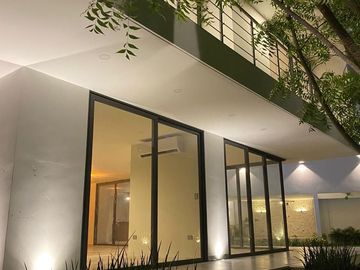 CASA EN VENTA PRIVADA BOSQUES DE ALTABRISA MERIDA 5 RECAMARAS ESTUDIO Y ALBERCA