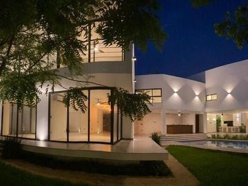 CASA EN VENTA PRIVADA BOSQUES DE ALTABRISA MERIDA 5 RECAMARAS ESTUDIO Y ALBERCA