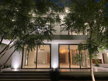CASA EN VENTA PRIVADA BOSQUES DE ALTABRISA MERIDA 5 RECAMARAS ESTUDIO Y ALBERCA