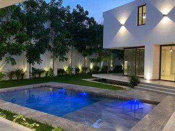 CASA EN VENTA PRIVADA BOSQUES DE ALTABRISA MERIDA 5 RECAMARAS ESTUDIO Y ALBERCA