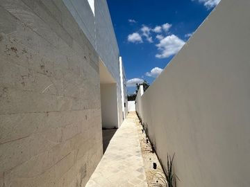 CASA VENTA MERIDA CON ALBERCA EN PRIVADA CON AMENIDADES CERCA DE PLAZA LA ISLA