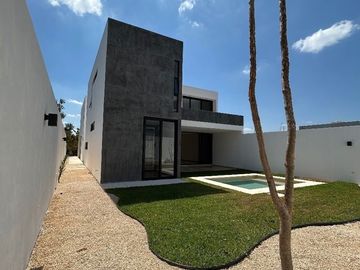 CASA VENTA MERIDA CON ALBERCA EN PRIVADA CON AMENIDADES CERCA DE PLAZA LA ISLA