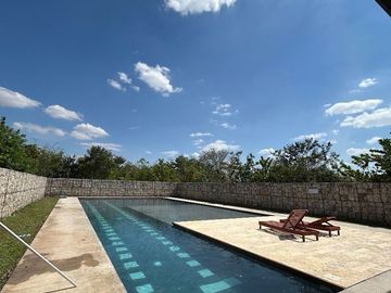 CASA VENTA MERIDA CON ALBERCA EN PRIVADA CON AMENIDADES CERCA DE PLAZA LA ISLA