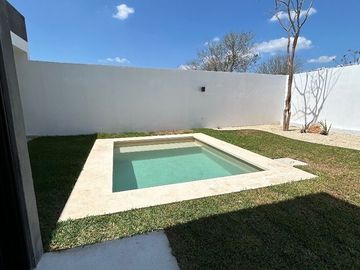 CASA VENTA MERIDA CON ALBERCA EN PRIVADA CON AMENIDADES CERCA DE PLAZA LA ISLA
