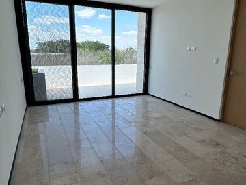 CASA VENTA MERIDA CON ALBERCA EN PRIVADA CON AMENIDADES CERCA DE PLAZA LA ISLA