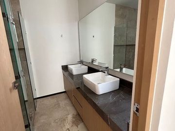 CASA VENTA MERIDA CON ALBERCA EN PRIVADA CON AMENIDADES CERCA DE PLAZA LA ISLA