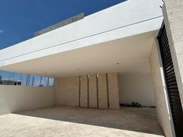 CASA VENTA MERIDA CON ALBERCA EN PRIVADA CON AMENIDADES CERCA DE PLAZA LA ISLA