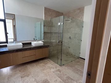 CASA VENTA MERIDA CON ALBERCA EN PRIVADA CON AMENIDADES CERCA DE PLAZA LA ISLA